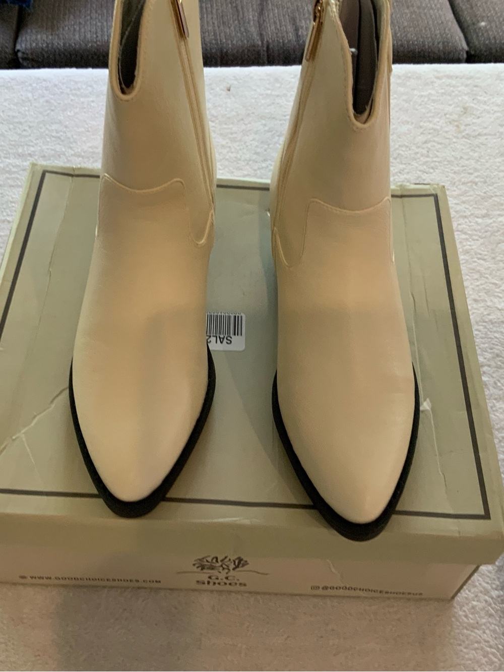 Women’s Cream Pointed-Toe Ankle Boots new size 6.5.  SKU 3133